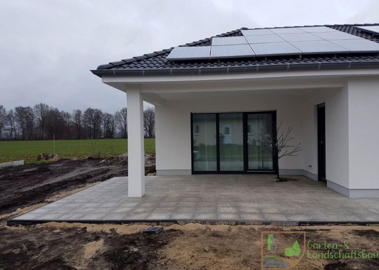 Neue Terrasse an einem Neubau-Bungalow