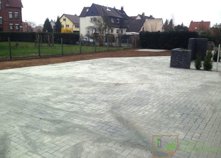 Gepflasterter Innenhof mit Gabionen-Elementen