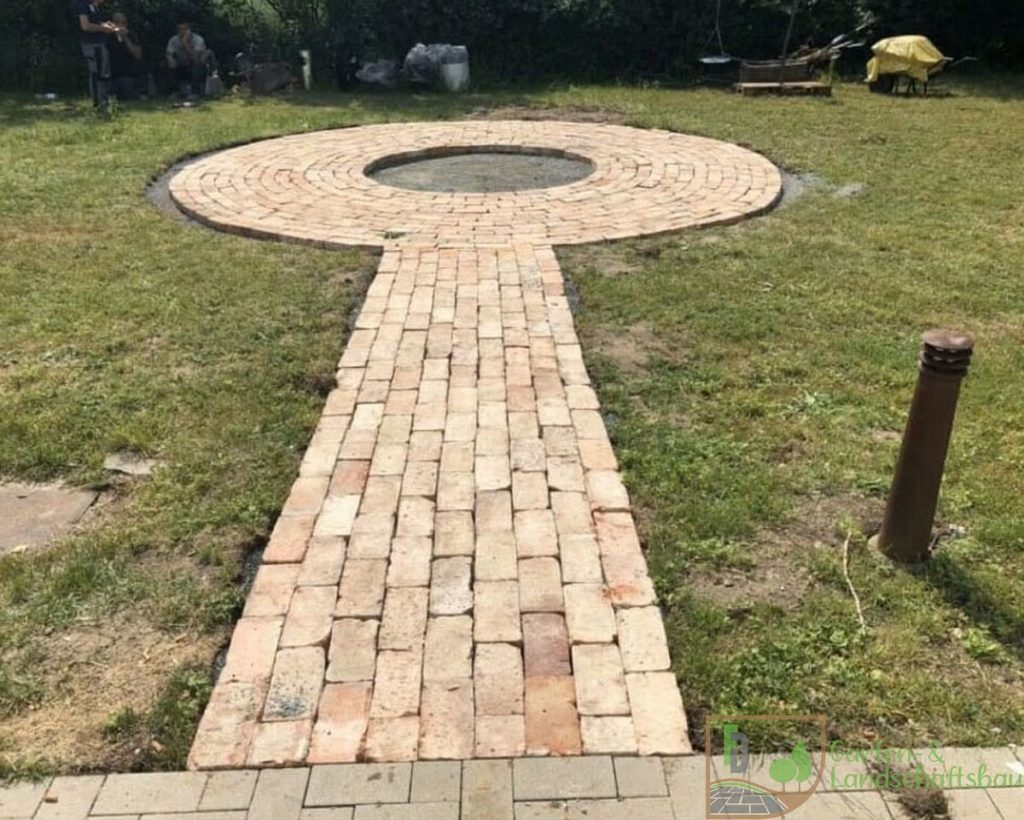 Klinkerweg mit rundem Platz im Garten