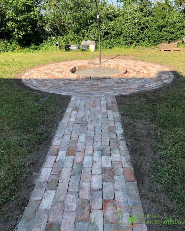 Gepflasterter Klinkerweg zum runden Gartenplatz