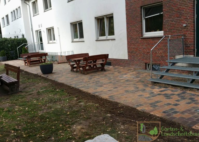 Terrasse aus Betonpflaster vor Mehrfamilienhaus