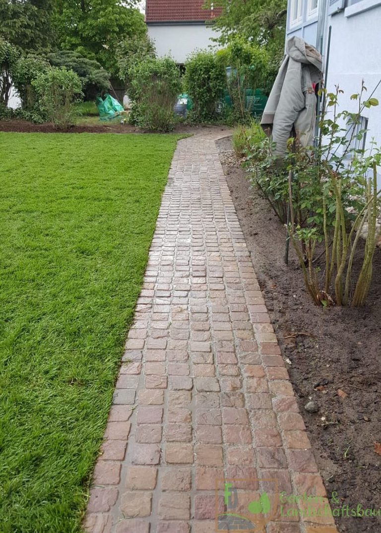 Gartenweg aus Klinkerpflaster mit Rasen