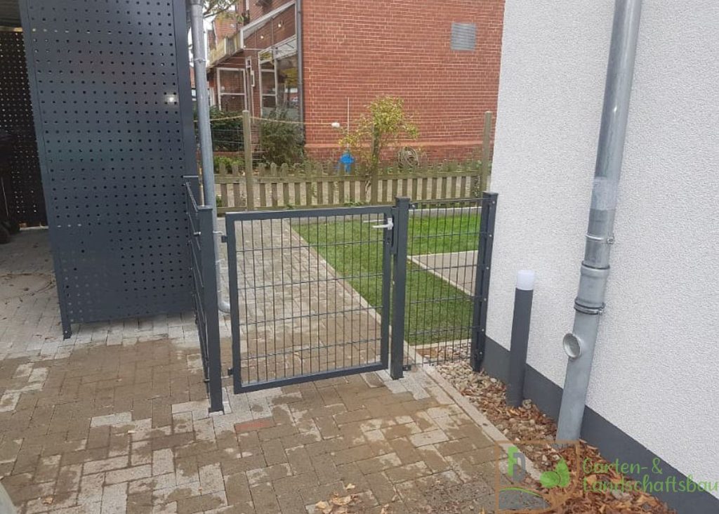 Gartentor aus Doppelstabmatten neben Mülltonnen-Sichtschutz