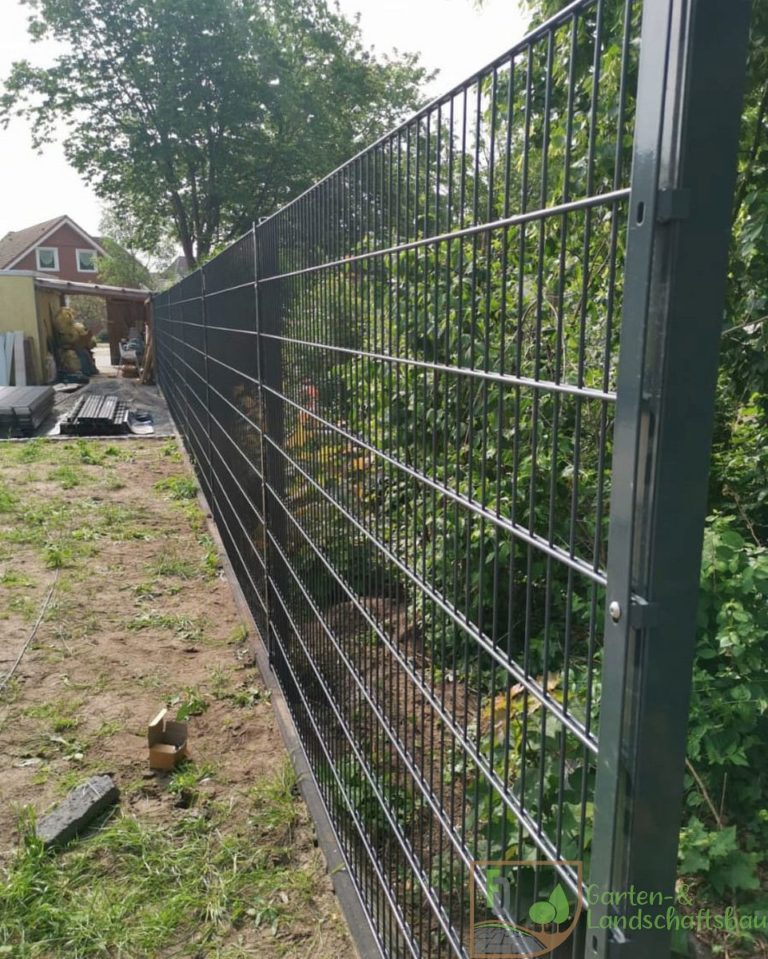 Doppelstabmattenzaun entlang eines Grünstreifens