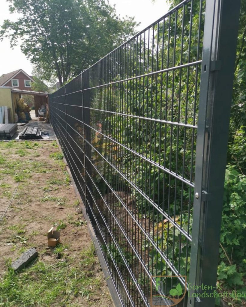 Doppelstabmattenzaun entlang eines Grünstreifens
