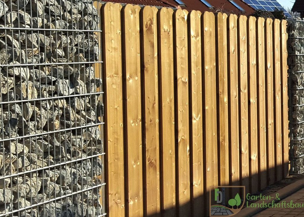 Holz-Sichtschutzzaun kombiniert mit Gabionenwand