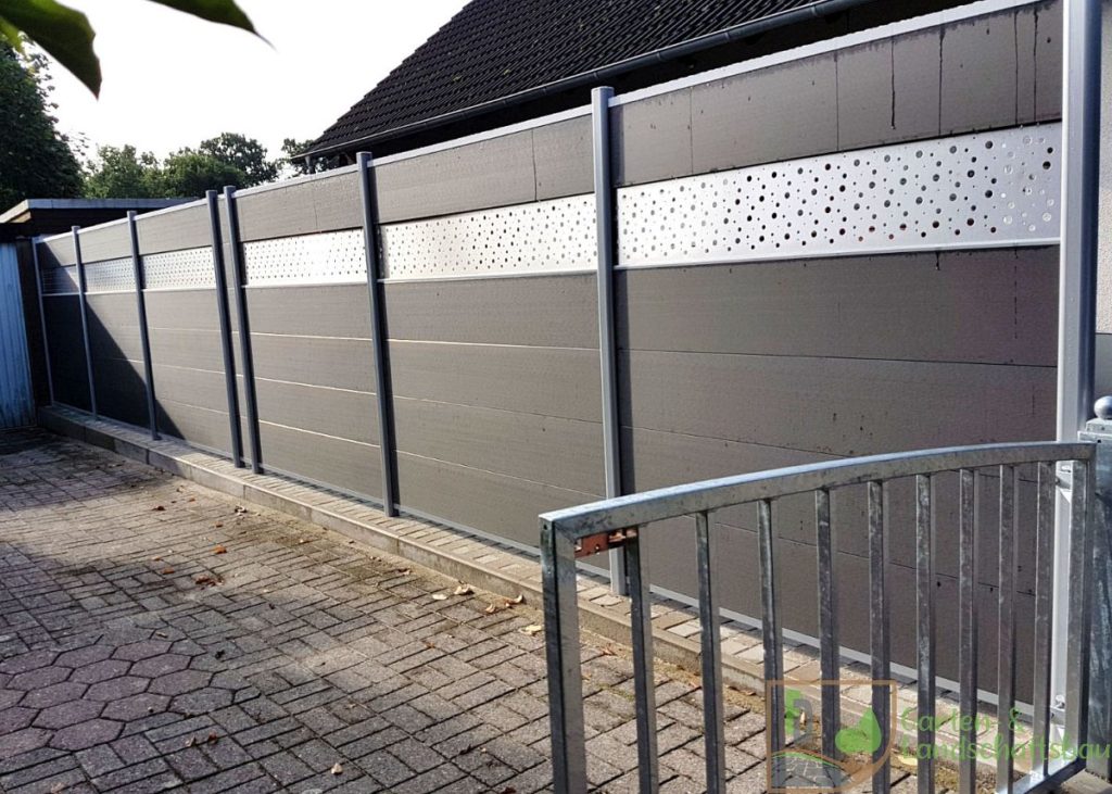 Aluminium-Sichtschutzzaun mit Dekorblende an Pflasterfläche