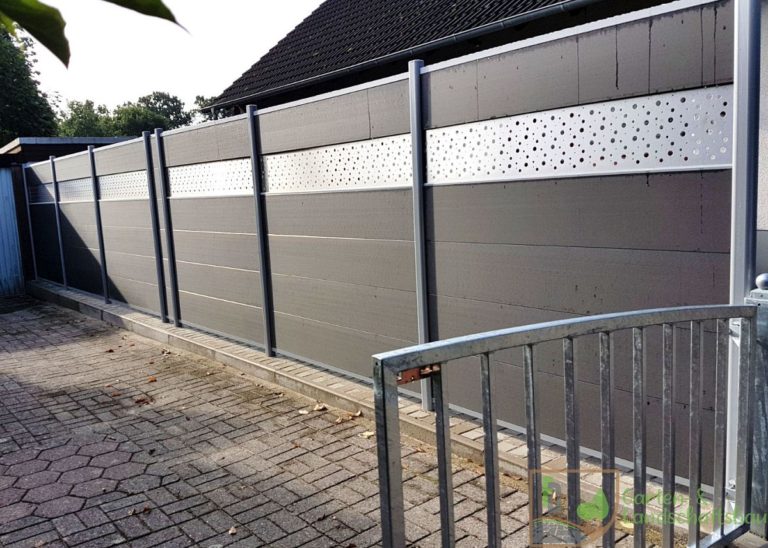 Aluminium-Sichtschutzzaun mit Dekorblende an Pflasterfläche